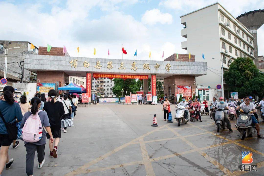 跑过得胜门, 博白县三中 通过仪器自动测量体温,  学校领导和老师