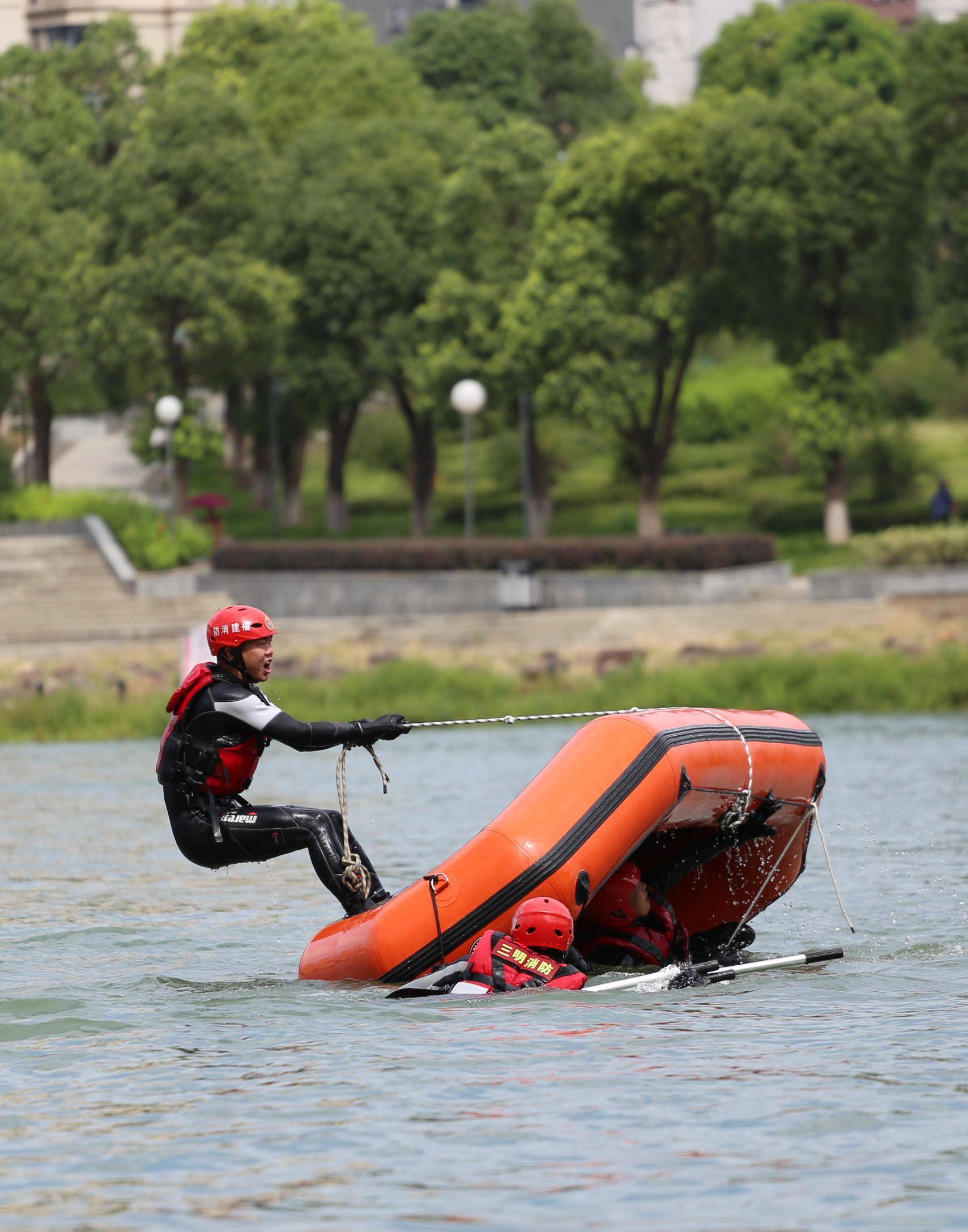 福建:水上蛟龙演练忙