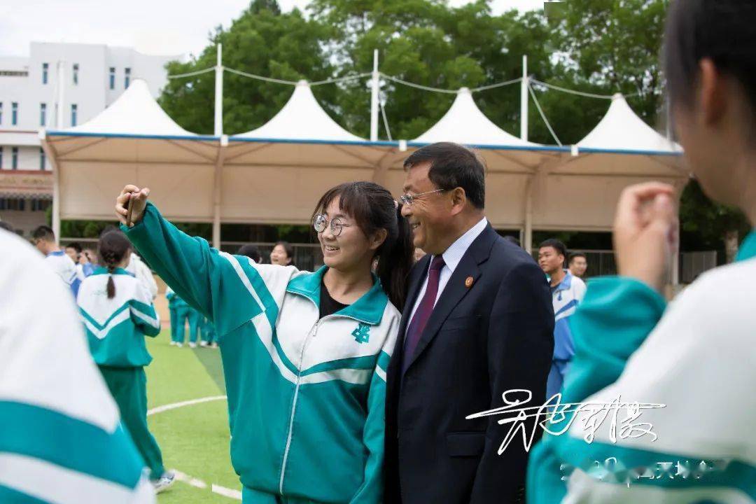 不平凡的毕业季最灿烂的花季我们终又如期而遇2020酒泉中学千人一照