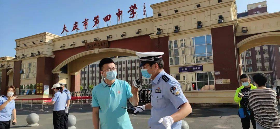 记者孙豪一大早来到大庆四中考点了解市区交通出行状况