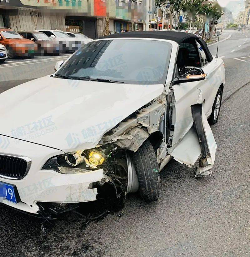 轮胎被撞脱落不知何故撞上路中护栏一辆宝马汽车由北向南发生一起单方