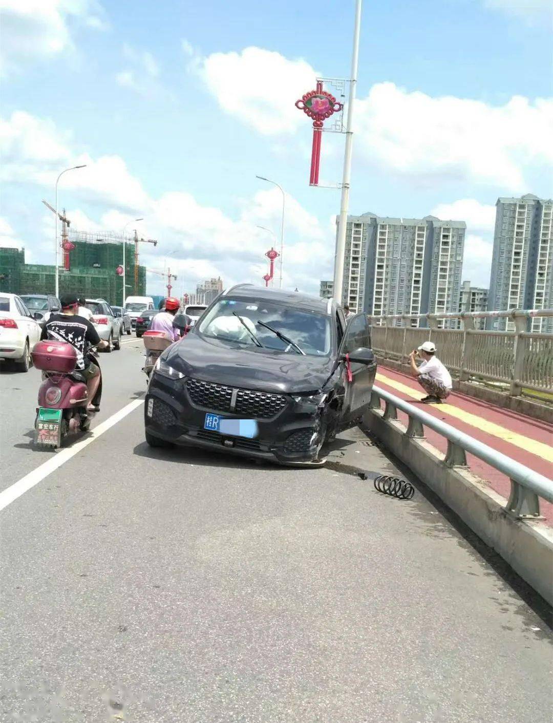 西江大桥上发生车祸,车身损坏严重