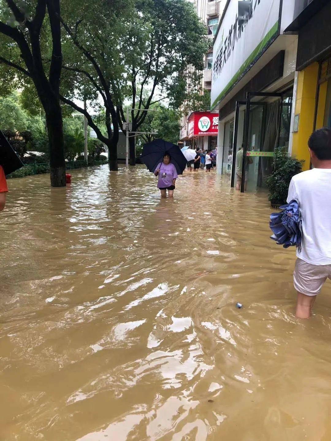强降雨来袭,吉首多地被淹,积水中他们的身影令人感动