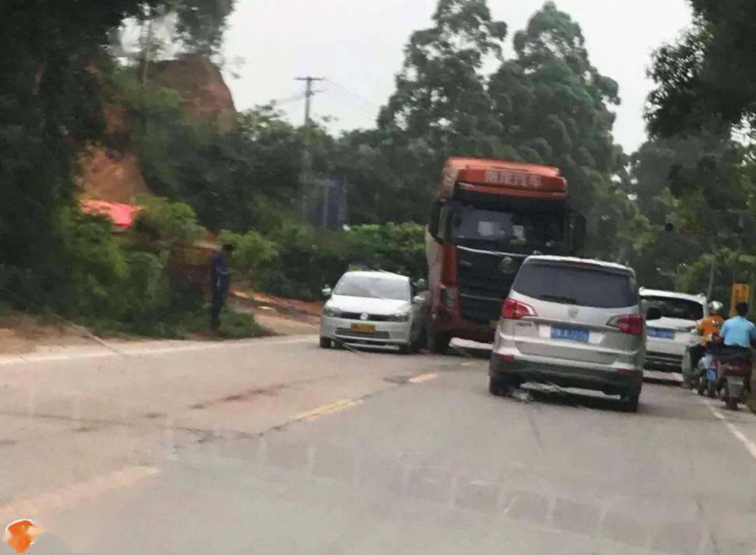 4個浦北簡聞怪前車太慢還是後車太快浦北科目三路段教練車被大貨車