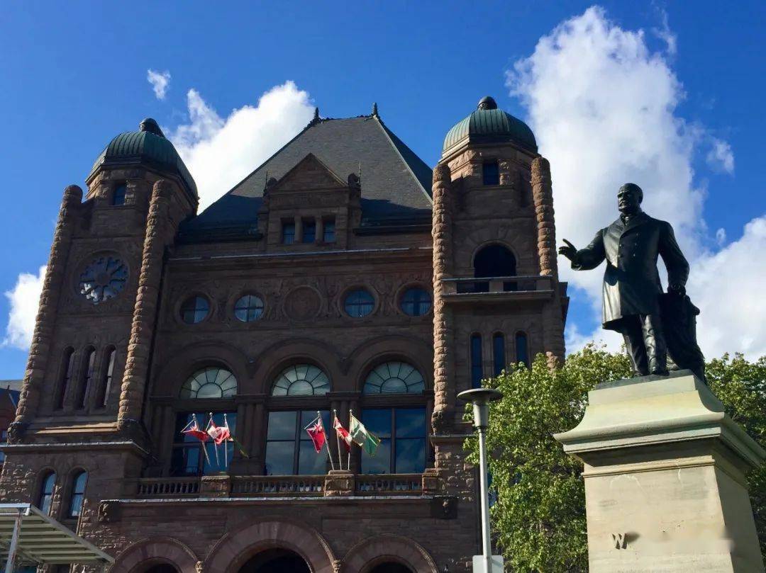 多伦多市中心的女王公园queens park婆喜欢古风建筑.