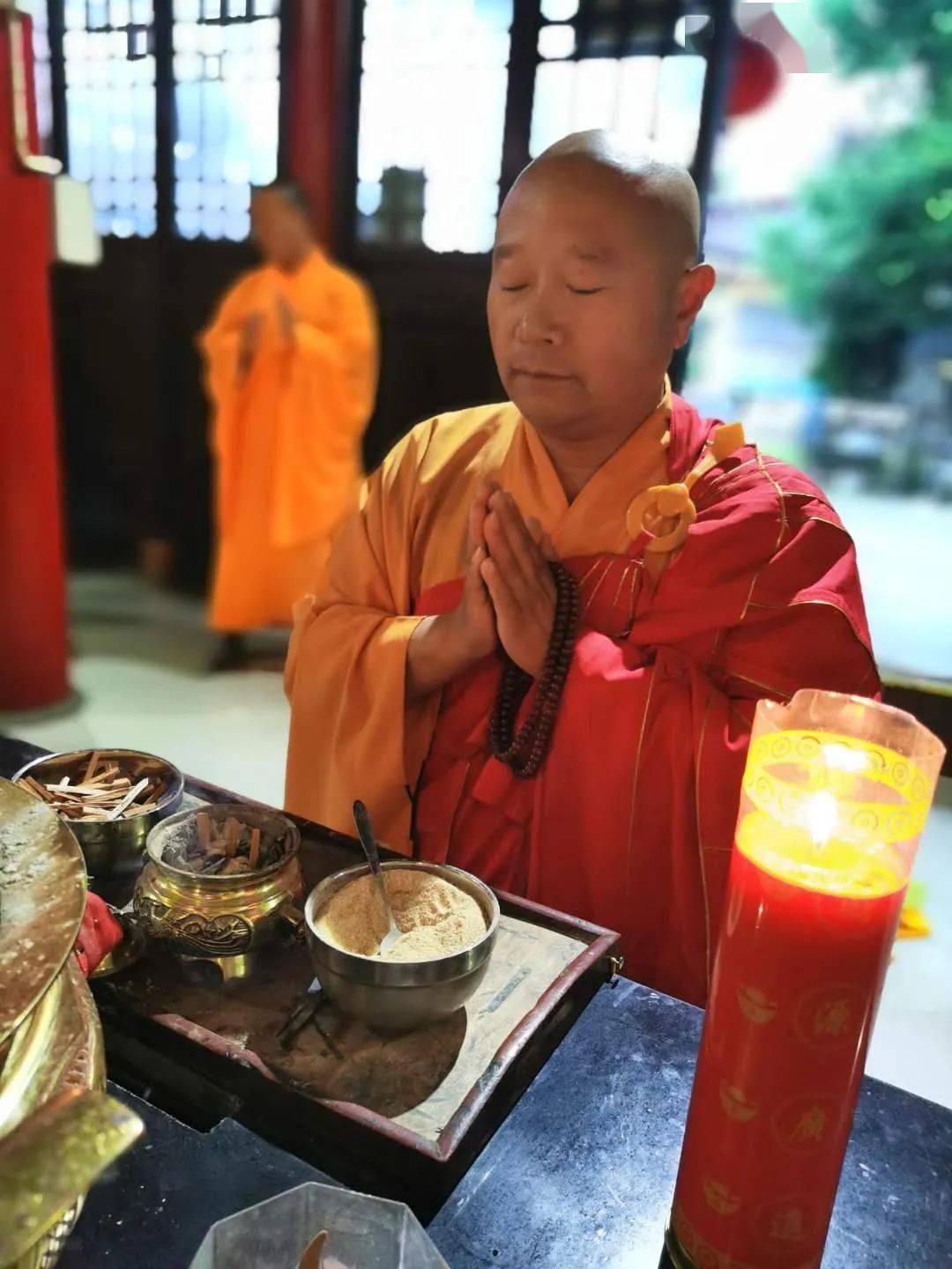 祈福法会02-本寺住持果智法师虔诚为高考学子祈福,愿他们考试顺利