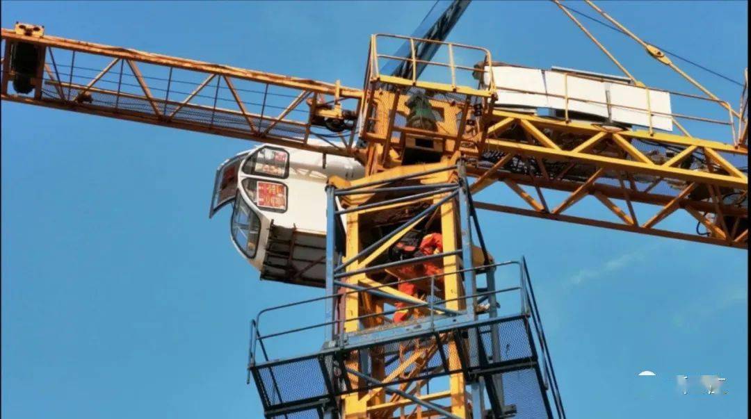 近30米高的塔吊上,枣庄这男司机中暑被困操作台