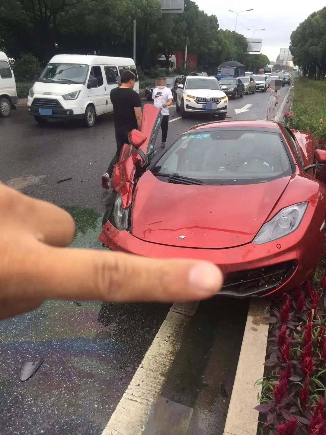 一辆百万级跑车车门撞毁!开上绿化带