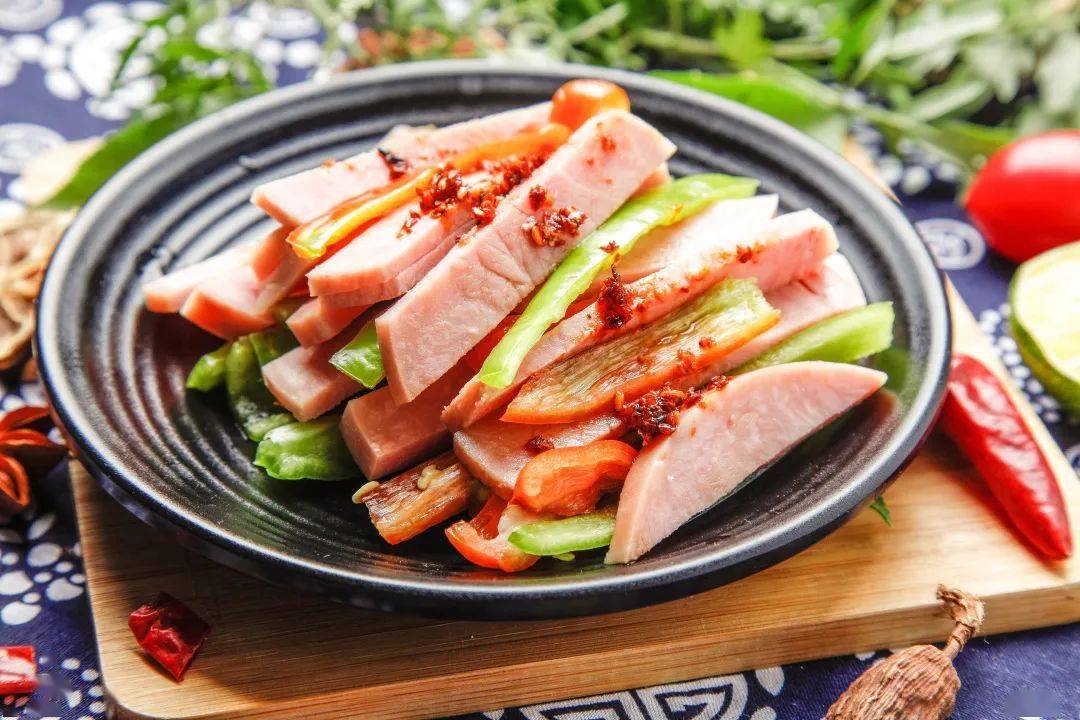 午餐就来个火腿凉拌青椒吧.