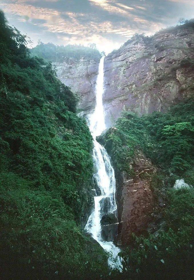 原来庐山瀑布是这么望的