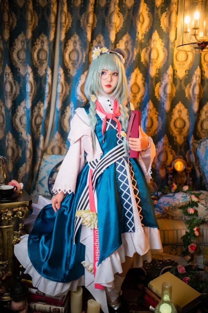 明日方舟真理书味cos姐姐的金丝边眼镜怎么只有一半