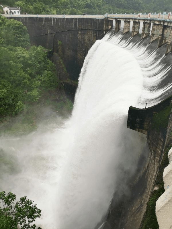 强降雨不断浦江水库出洪形成飞瀑那么问题来了啥时候出梅