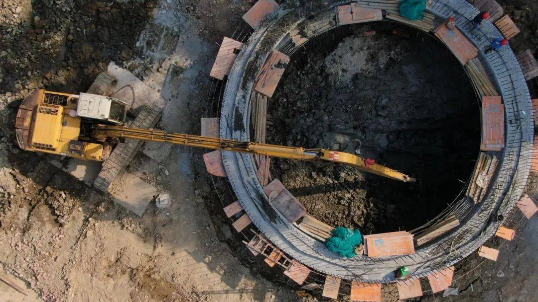 220千伏伯治输变电工程主变油坑施工.廖一键 摄