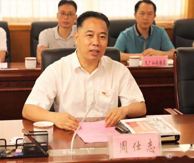 县领导曾颖,覃家永,罗辉,蒙斌参加会见.