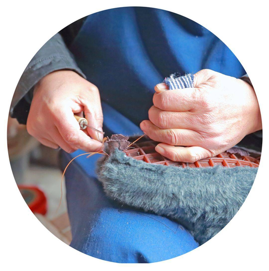 绱天元鞋匠王德兴的传人王维翔及他的爱人,为了能确保顾客们冬季