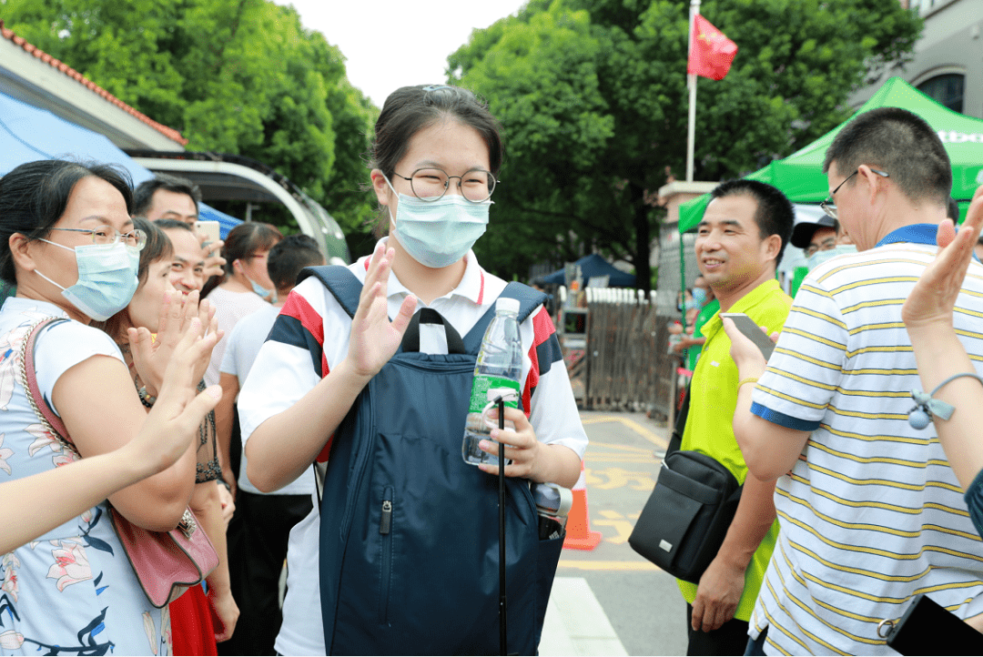 考完了斗门一中考点门口出现温暖一幕68