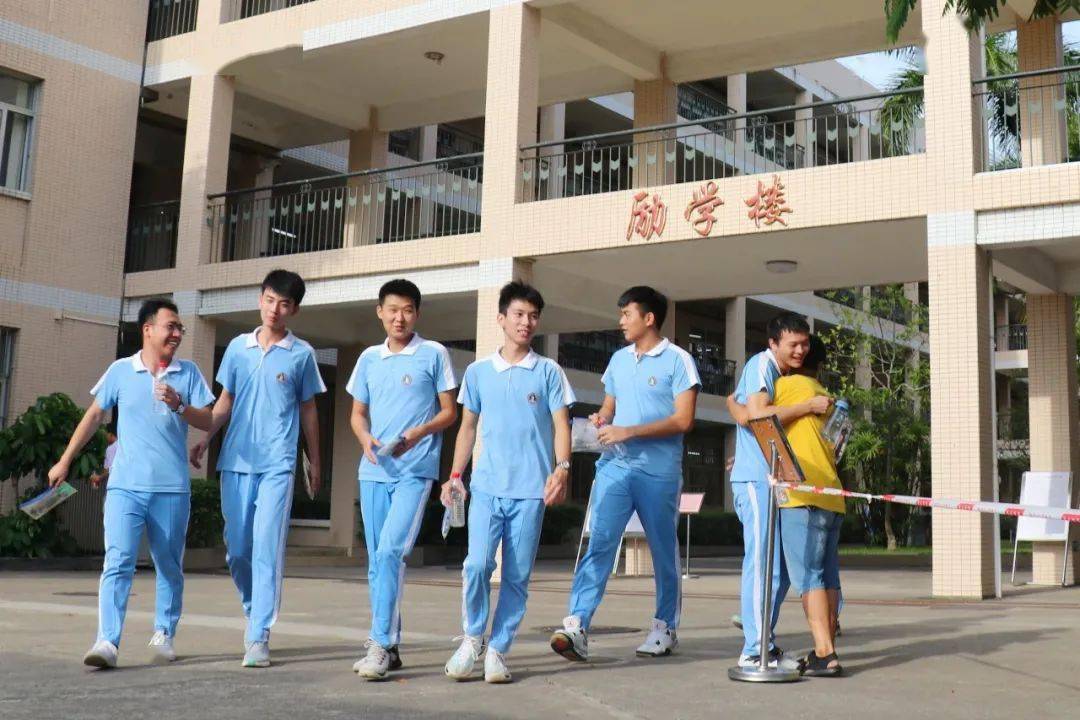 温馨的高考真情的陪伴金堡中学