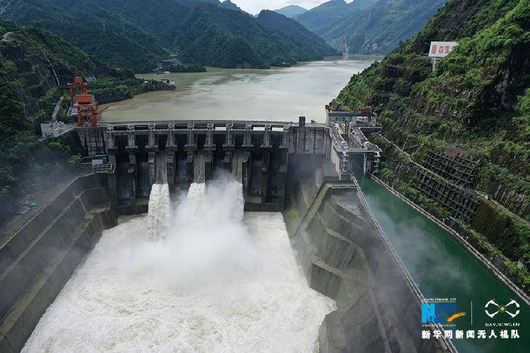 7月8日,航拍大唐乌江彭水电站大坝泄洪时上下游景象.