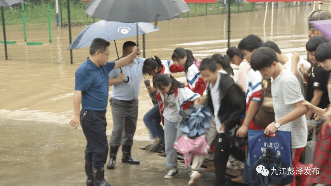 400餘名師生被洪水圍困致使楊梓鎮一所中學7月7日受持續強降雨影響