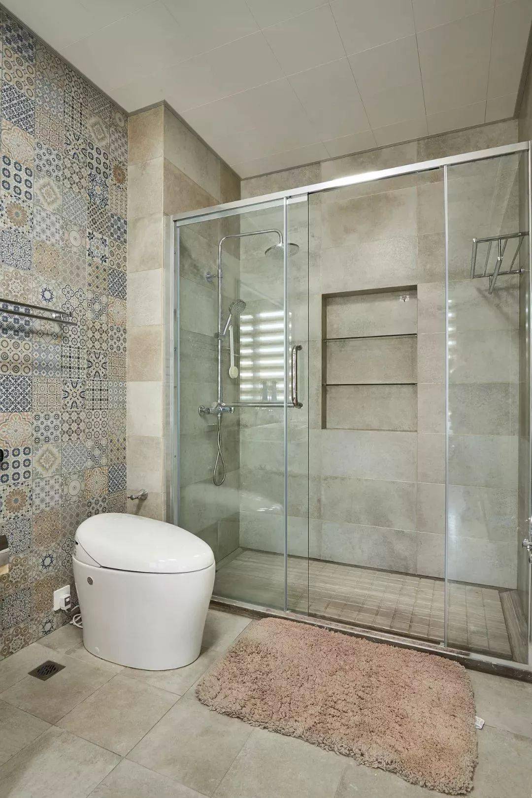 卫生间面积小点,装上壁龛,用起来方便多了!_浴缸