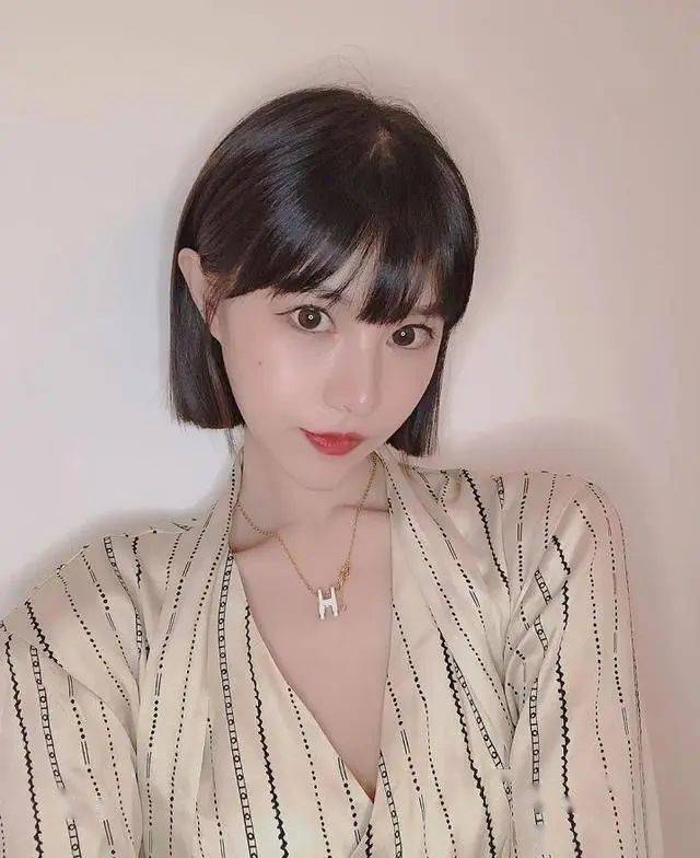 适合人群:发量多,发质硬,长脸,瓜子脸01漫画刘海短发而且,今年的短发