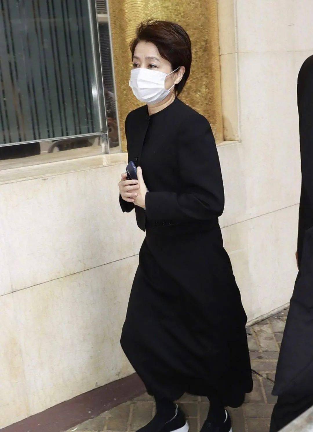 当天四房太太和儿女全部都到场,何猷君和奚梦瑶,还带着何家长孙出席