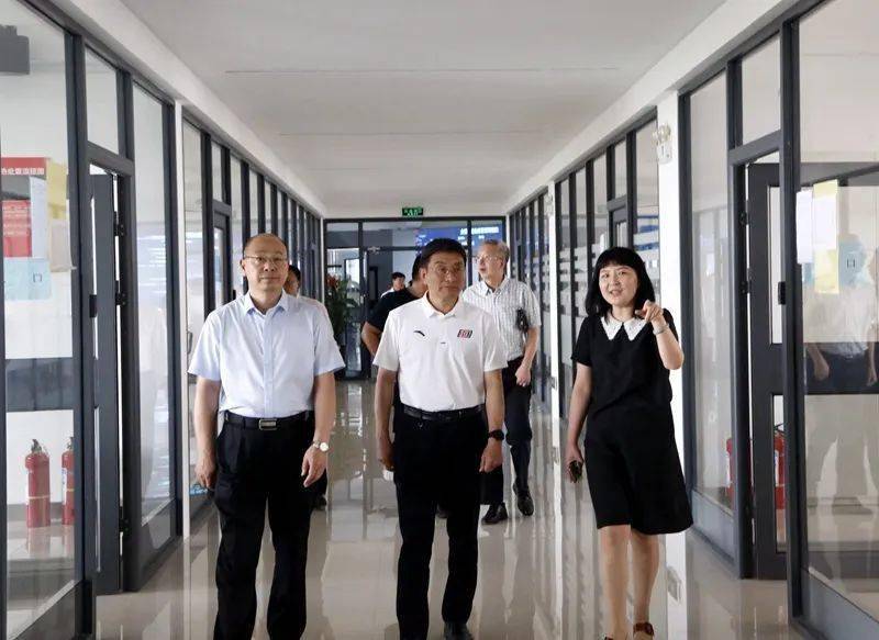 会后,薛文一行在李向东,王生铁,张涵义,蒋蒙安等领导的陪同下参观了我