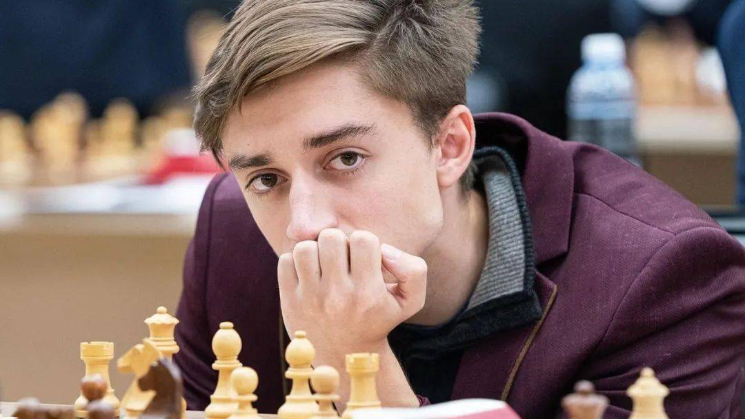 自国际象棋转战网络以来,24岁的俄罗斯特级大师杜波夫一直表现抢眼.