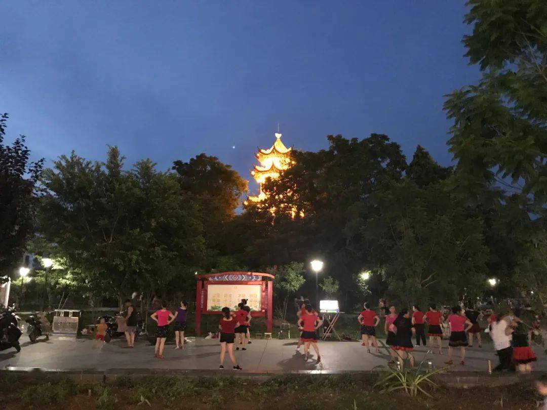 满满人间烟火气直击宾阳黎塘镇的夜市摆地摊现状