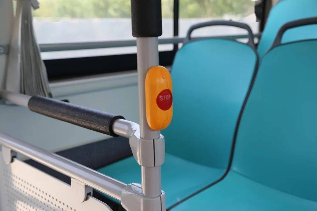 这个红色按钮上印着"stop"意为停止,如果公交车到站了,司机可能因为