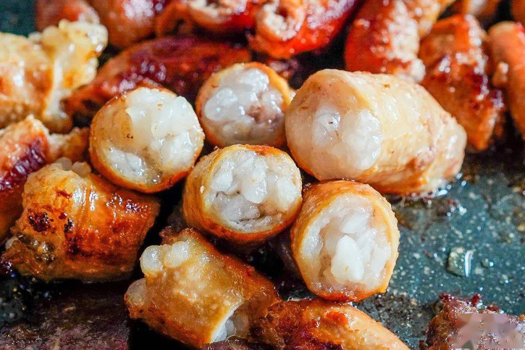 一份 综合牛肠包含 牛小肠,牛大肠,牛肚领和牛心脏,老板娘全程帮烤,烤