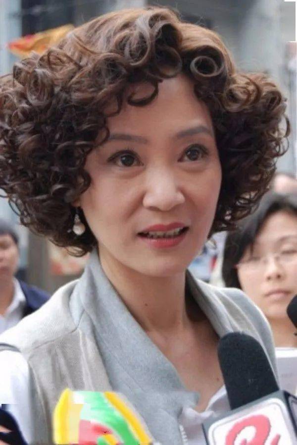 老演员很少打针修脸的,刘雪华素颜面对镜头,真实样子依然很美!