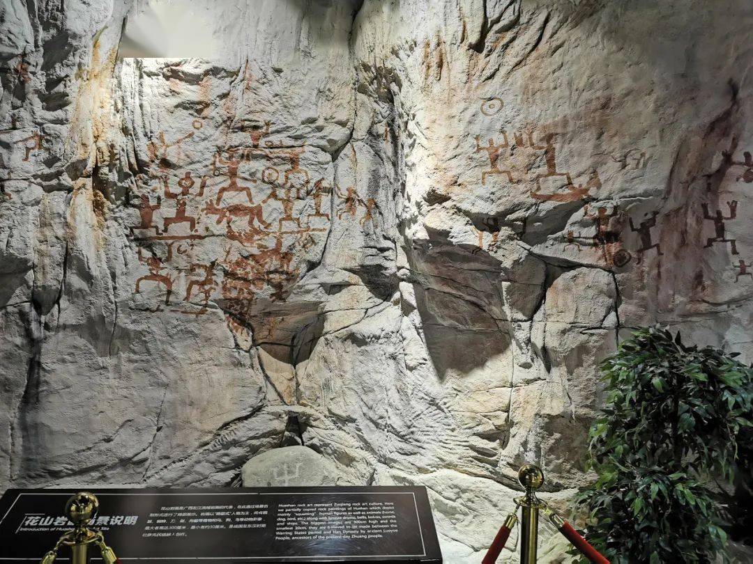 相遇岩画享受雨中惬意