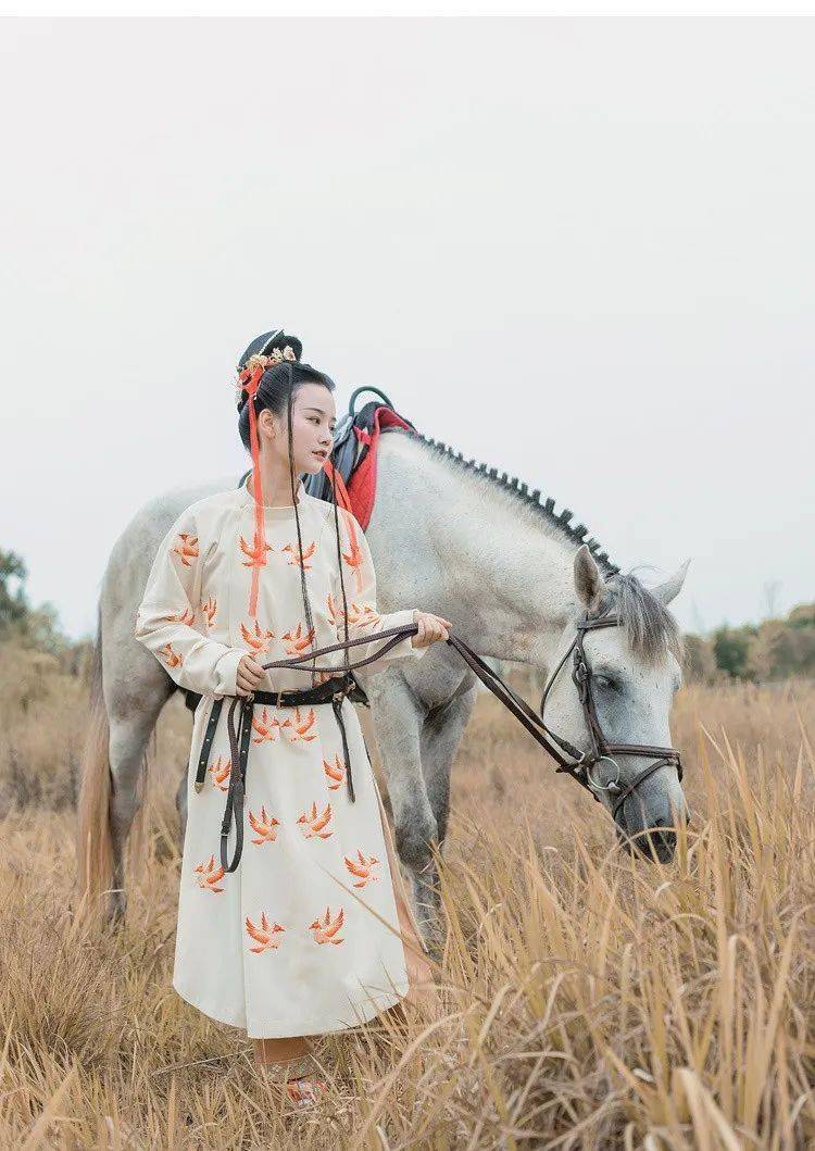 别急,宋制拯救小可爱们于水火之中,宋上衣的第一层抹胸,称为宋抹.