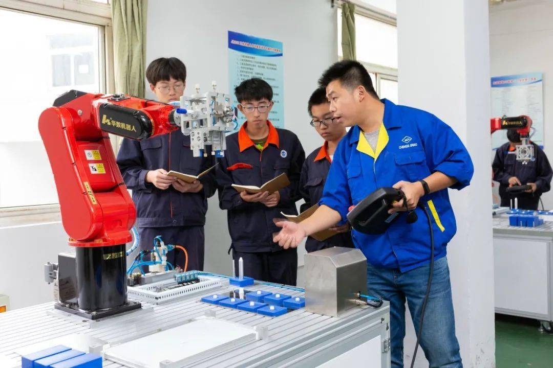 生待遇,技工院校中级工班,高级工班,预备技师(技师)班毕业生分别按相