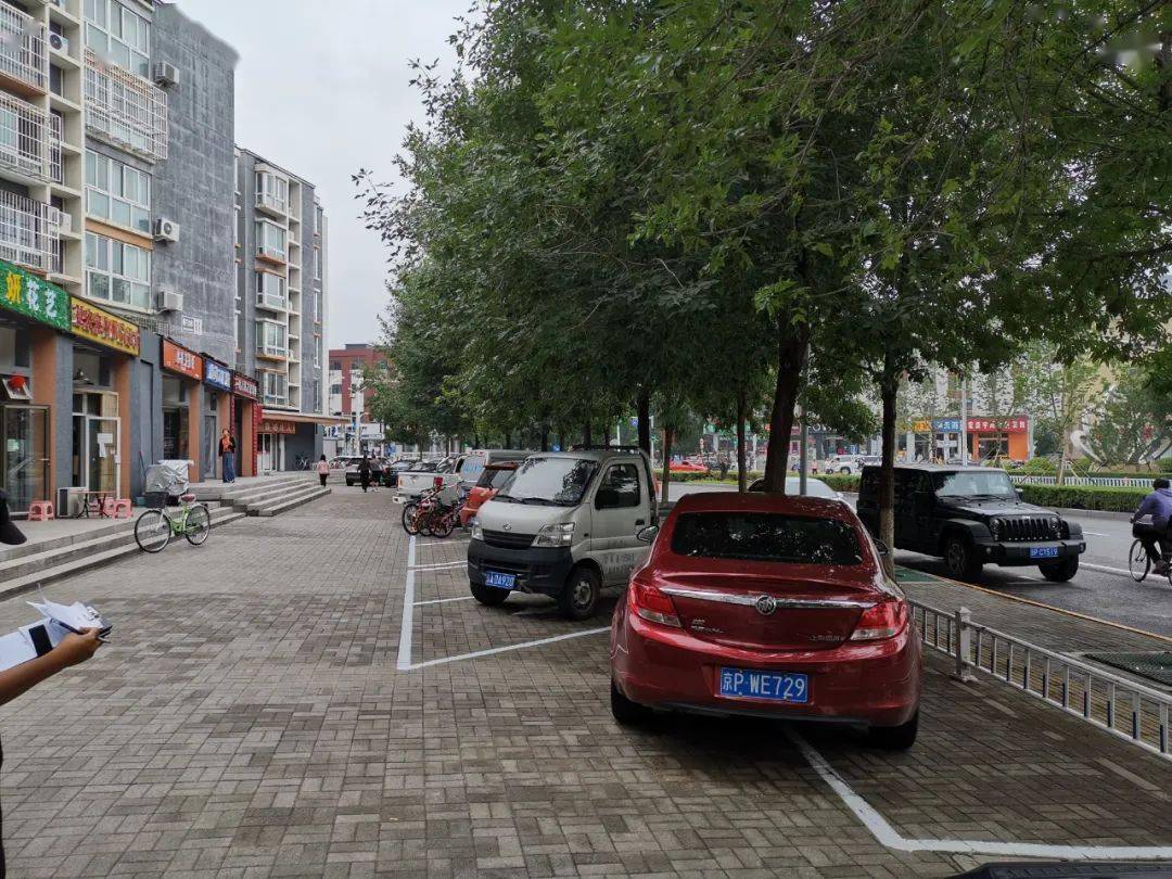 此行为违反了《北京市市容环境卫生条例》第三十五条规定:机动车,非