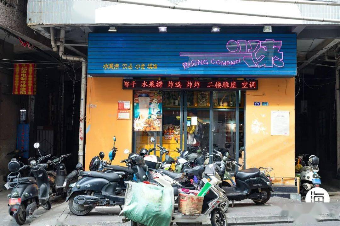 大家交流都很简单,有的甚至可能住在同一栋楼里,虽然大家都是邻里关系