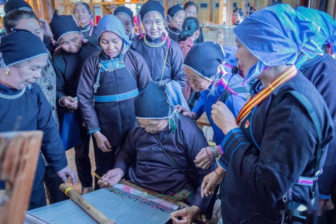 鸟兽鱼纹里,在太阳与月亮的交替中,这些始终聆听自然的侗族女性通过手