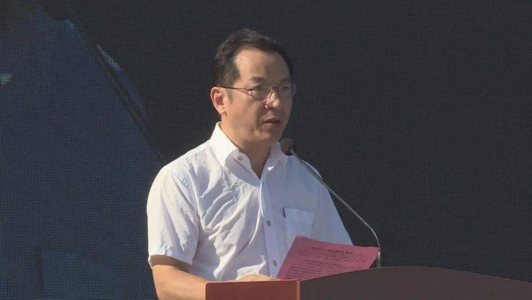 上午8点30分,集中开工仪式正式举行,梁誉腾作现场讲话.