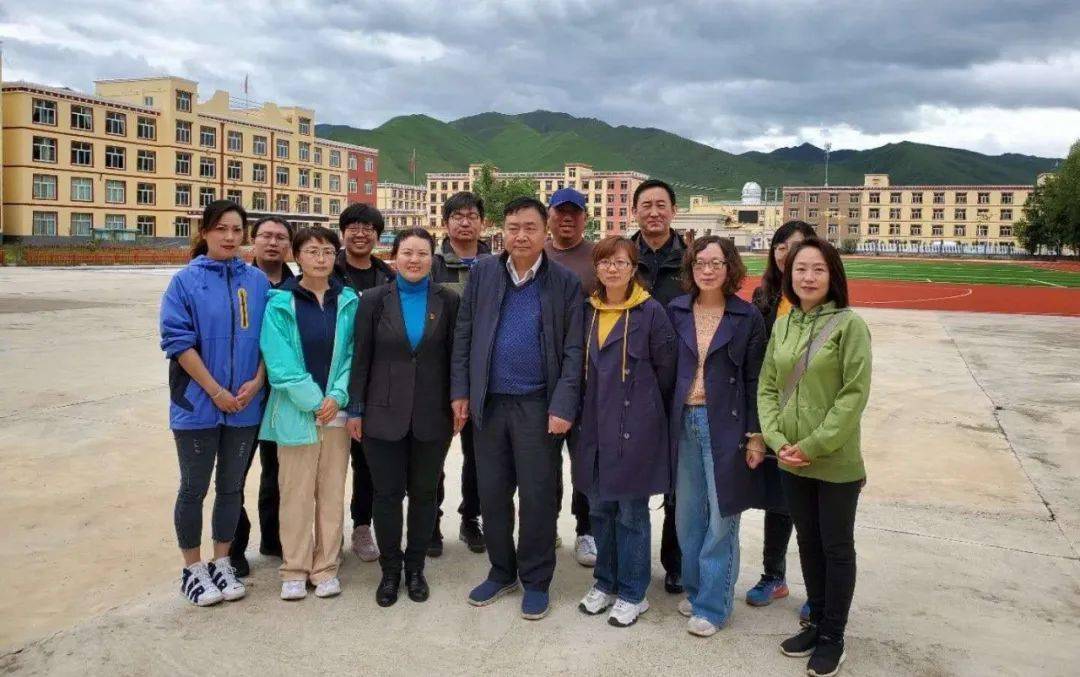 调研组实地考察碌曲县城关小学,藏族中学,与刚刚做完课间操的同学们