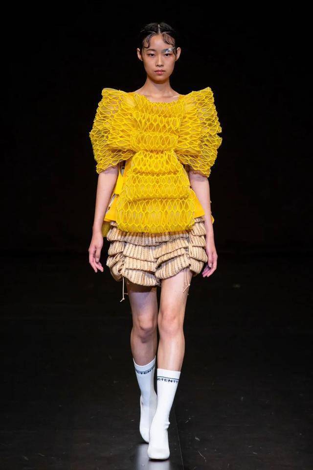 曾挖掘山本耀司的时装创意大赛他竟用3000个钉子取代针线缝制衣服还钉