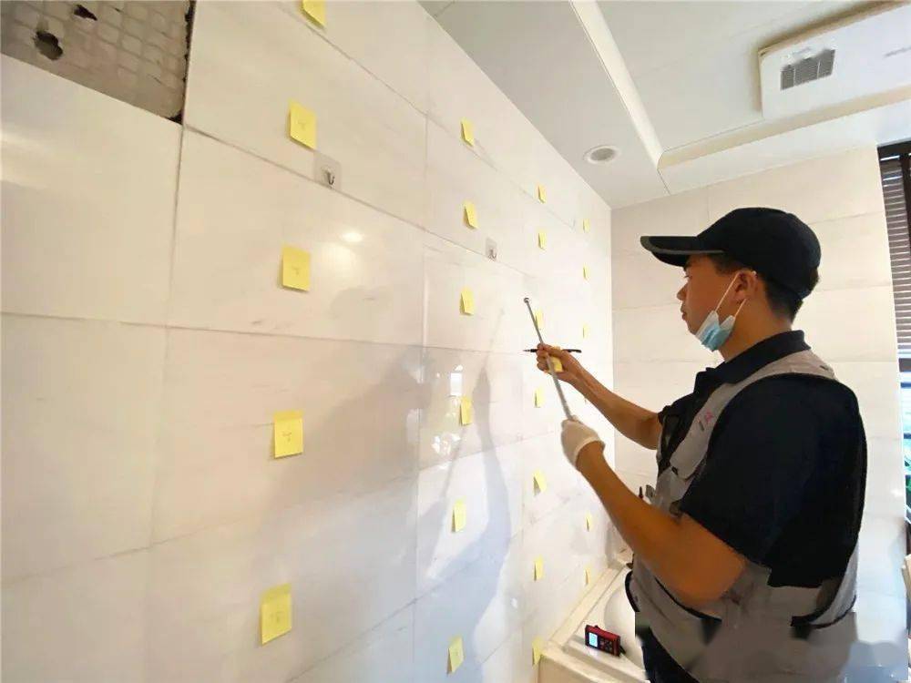 厦门一精装房墙砖脱落,险些砸中业主!开发商说:过保了不管!