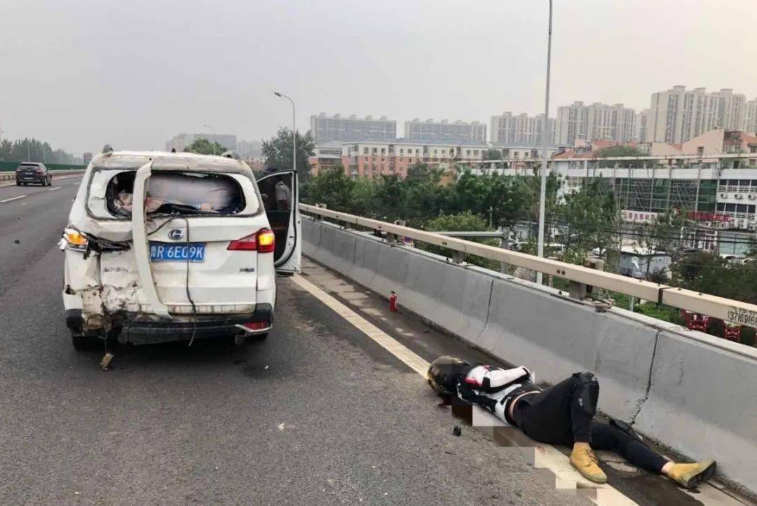 北京一摩托与轿车追尾燃起大火,车手不幸死亡!