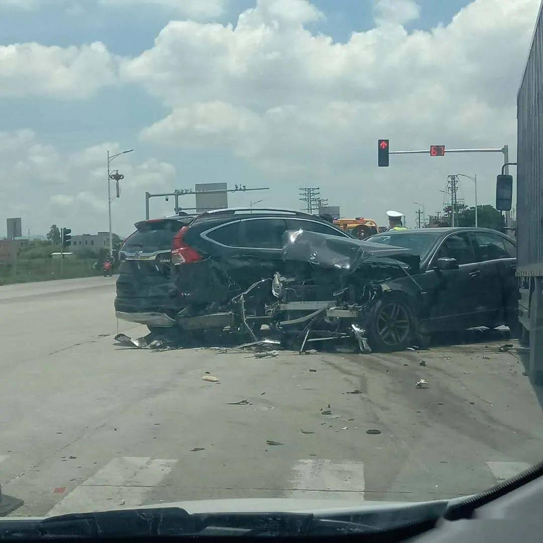 324国道车祸多车相撞