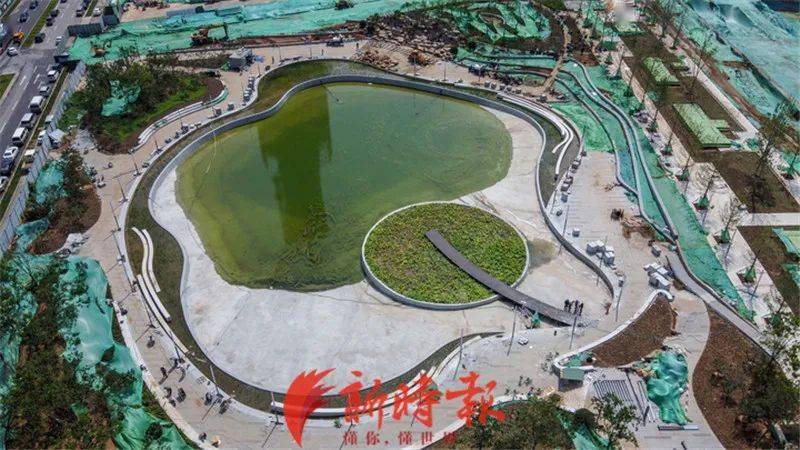 景观湖周边栽种了绿树鲜花,铺设了石板路,下一步将作为一个亲水平台向