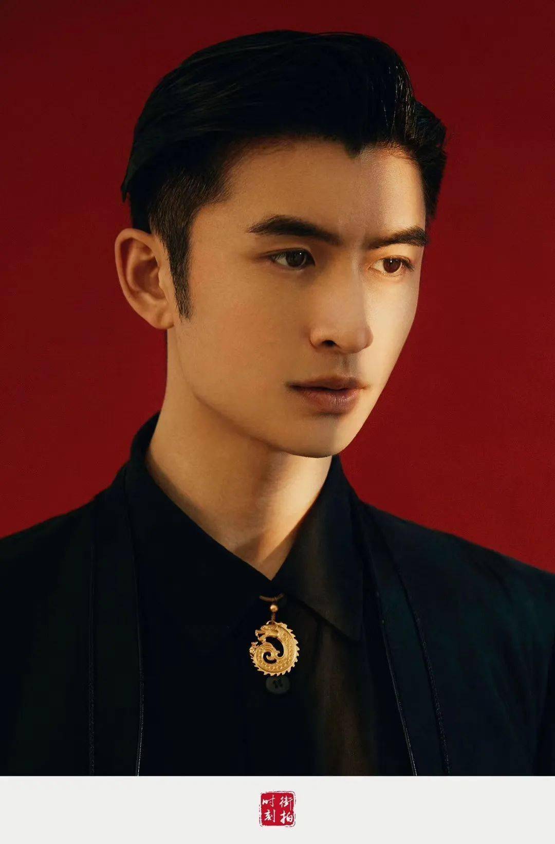 ▼黄明昊今日节目录制造型公开,寸头短发的日系感少年.