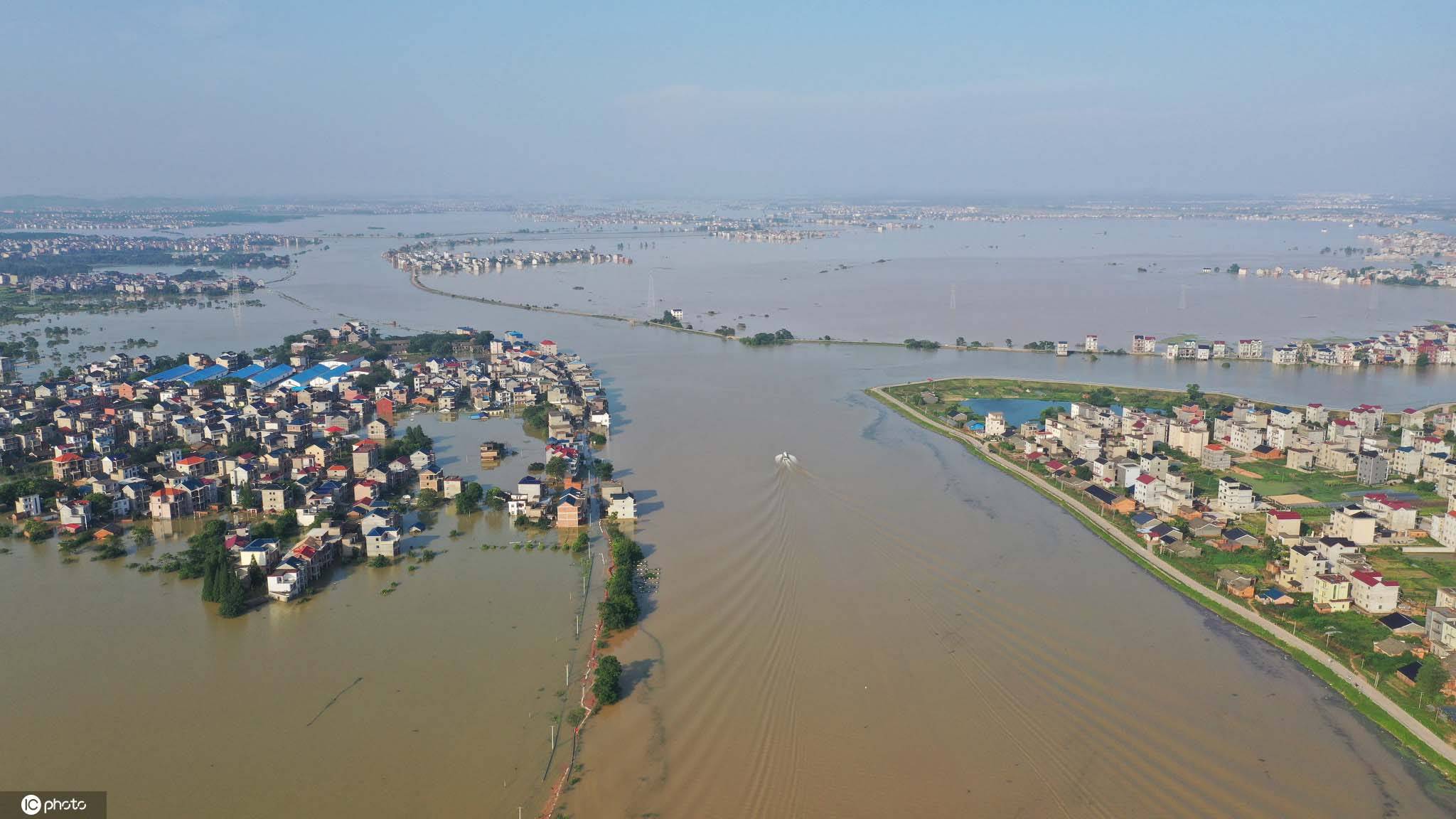 鄱阳湖水位突破历史极值航拍被洪水围困的江西鄱阳县