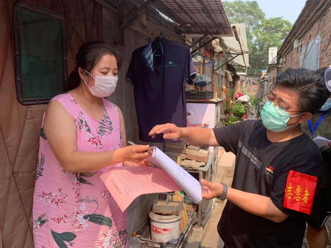 下沉到南郊花圃家属院区—梅宗亮等5名同志对院区进行整体封闭管理