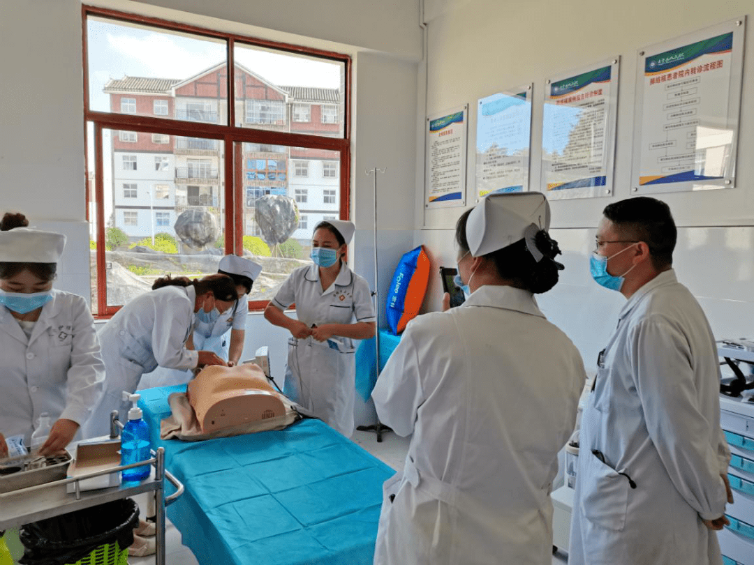 大方县人民医院组织东院区医护人员进行急危重病人急救处置能力演练