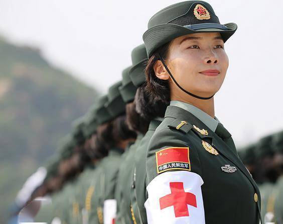 实拍解放军女兵们训练的照片汗流浃背